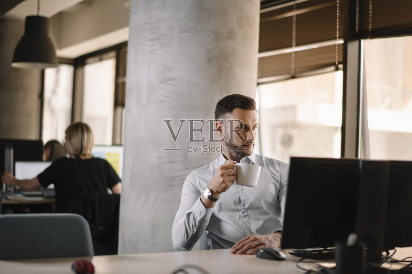 年轻的商人在办公室工作。照片摄影图片