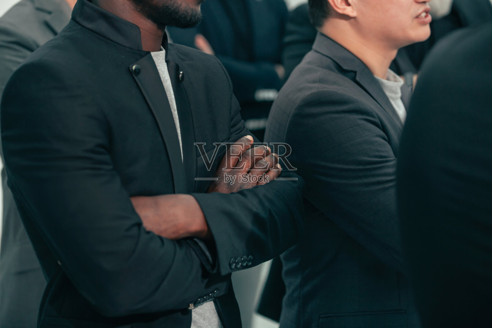 关闭了。办公室里形形色色的商务人士照片摄影图片