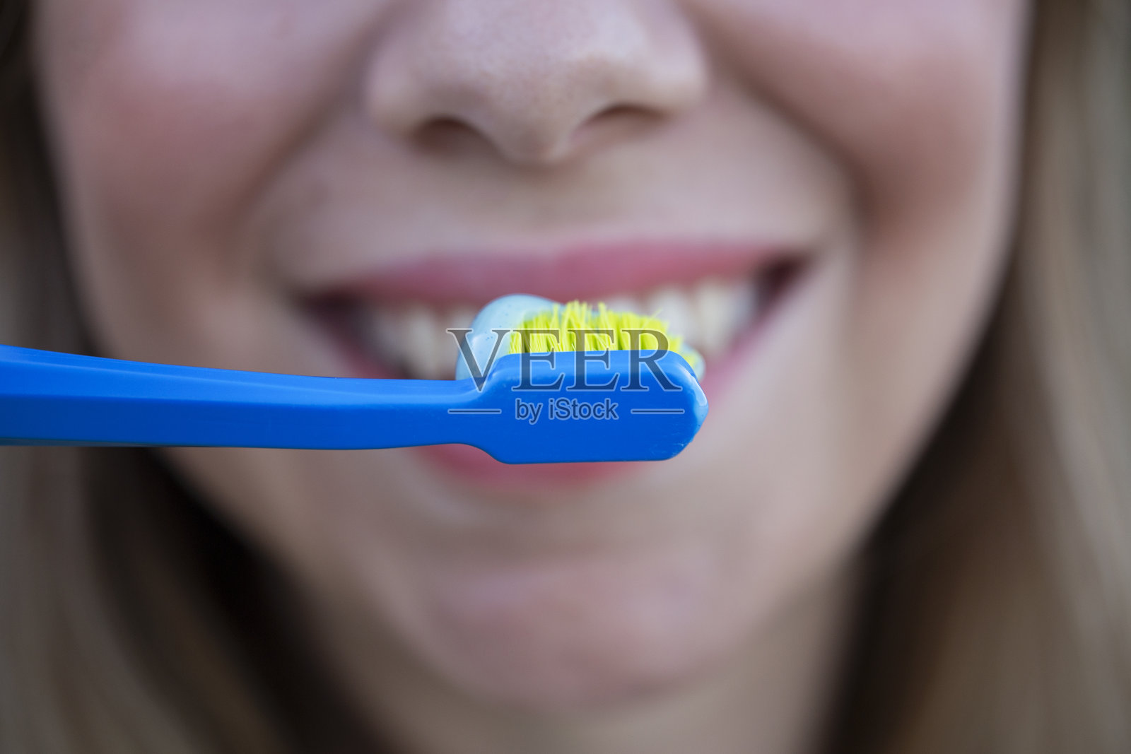 快乐的微笑，健康的牙齿。照片摄影图片