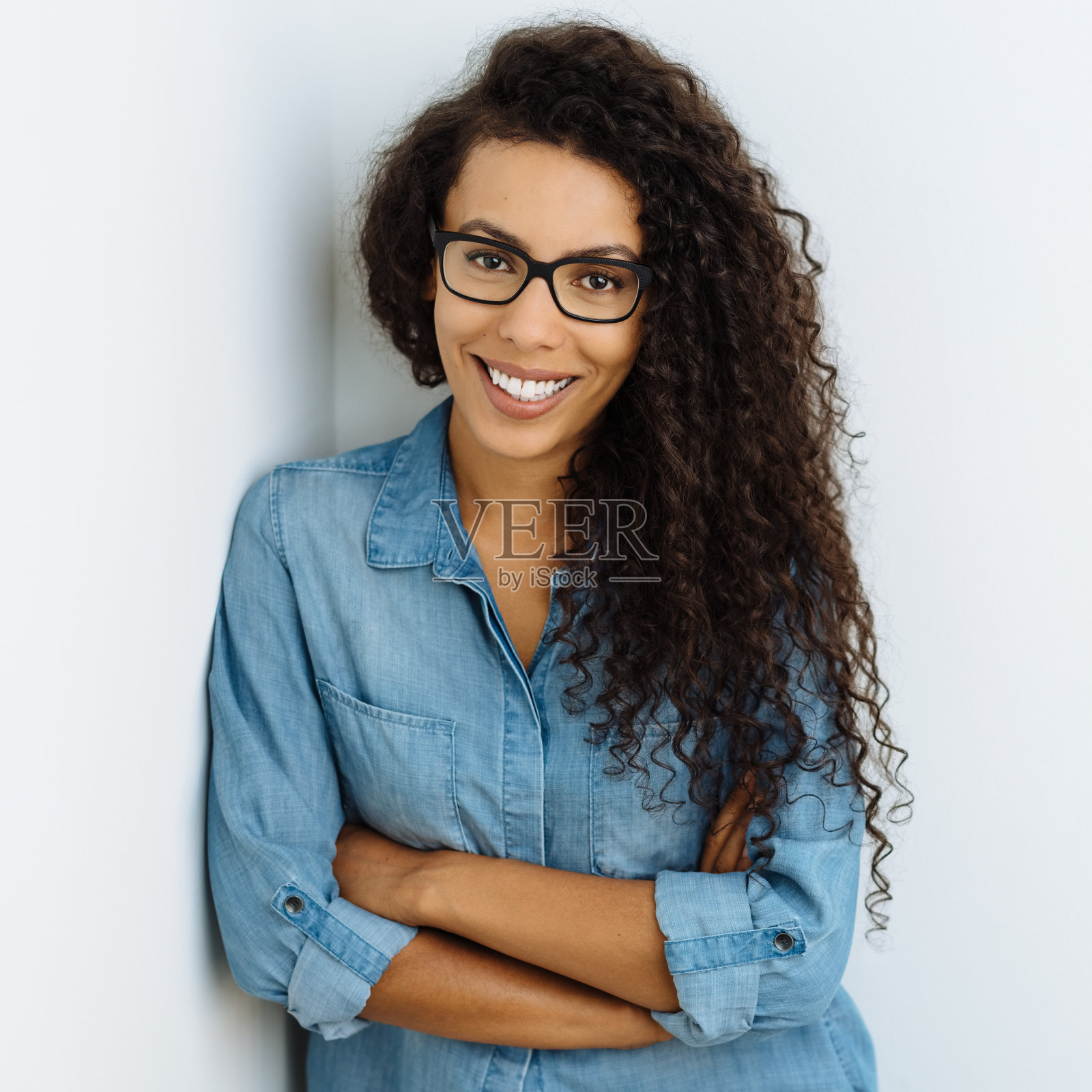 年轻友好，面带可爱微笑的女人照片摄影图片