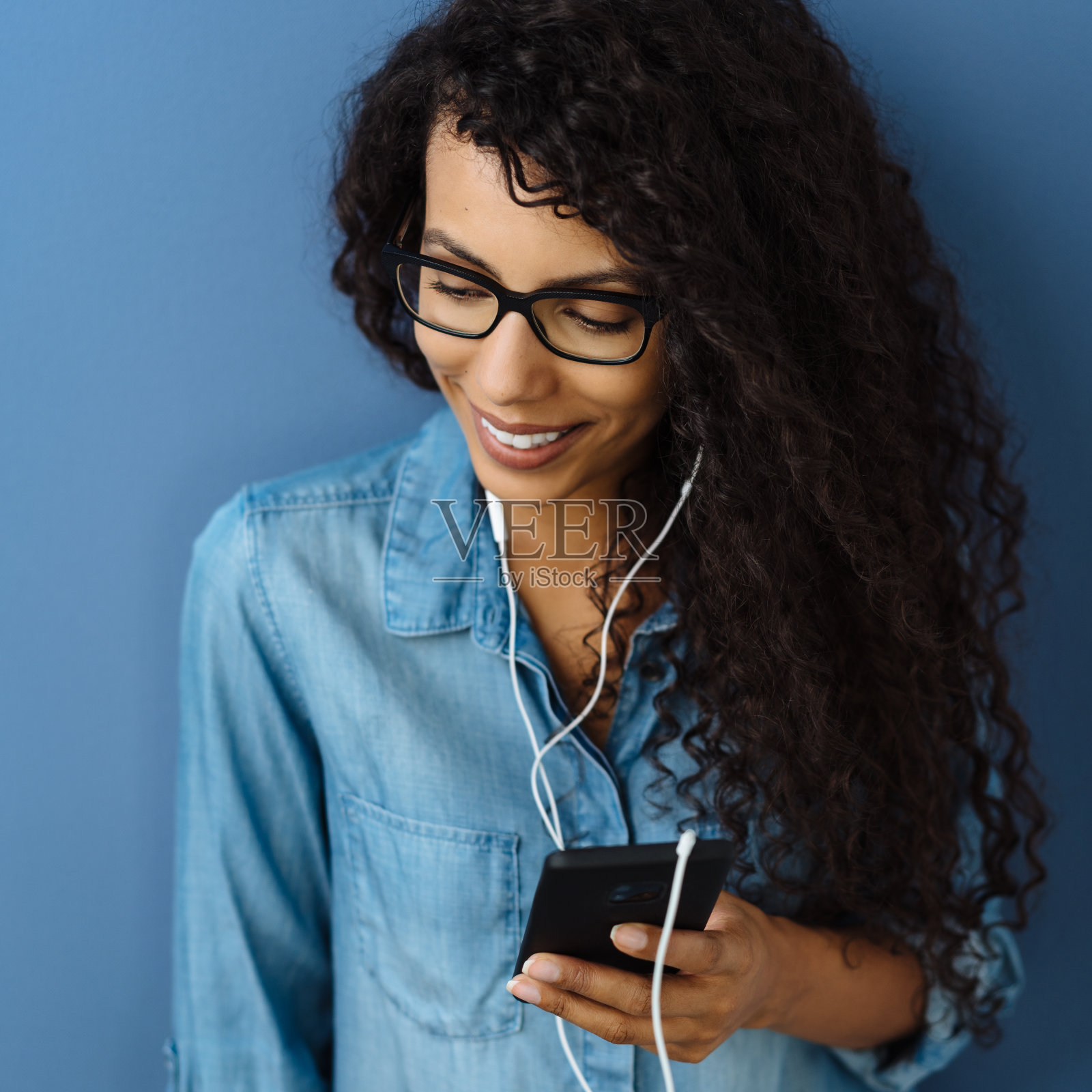 年轻女子沉浸在她的音乐中照片摄影图片