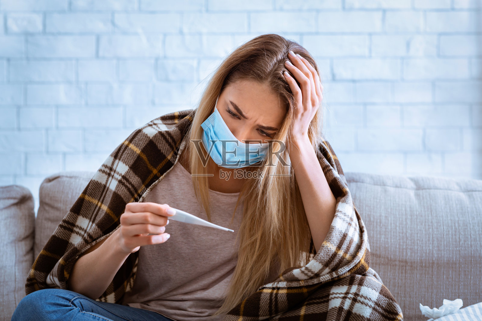 女人看着温度计。抓住头照片摄影图片