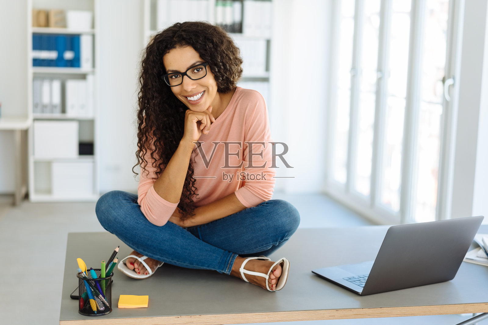 微笑友好的年轻女商人照片摄影图片