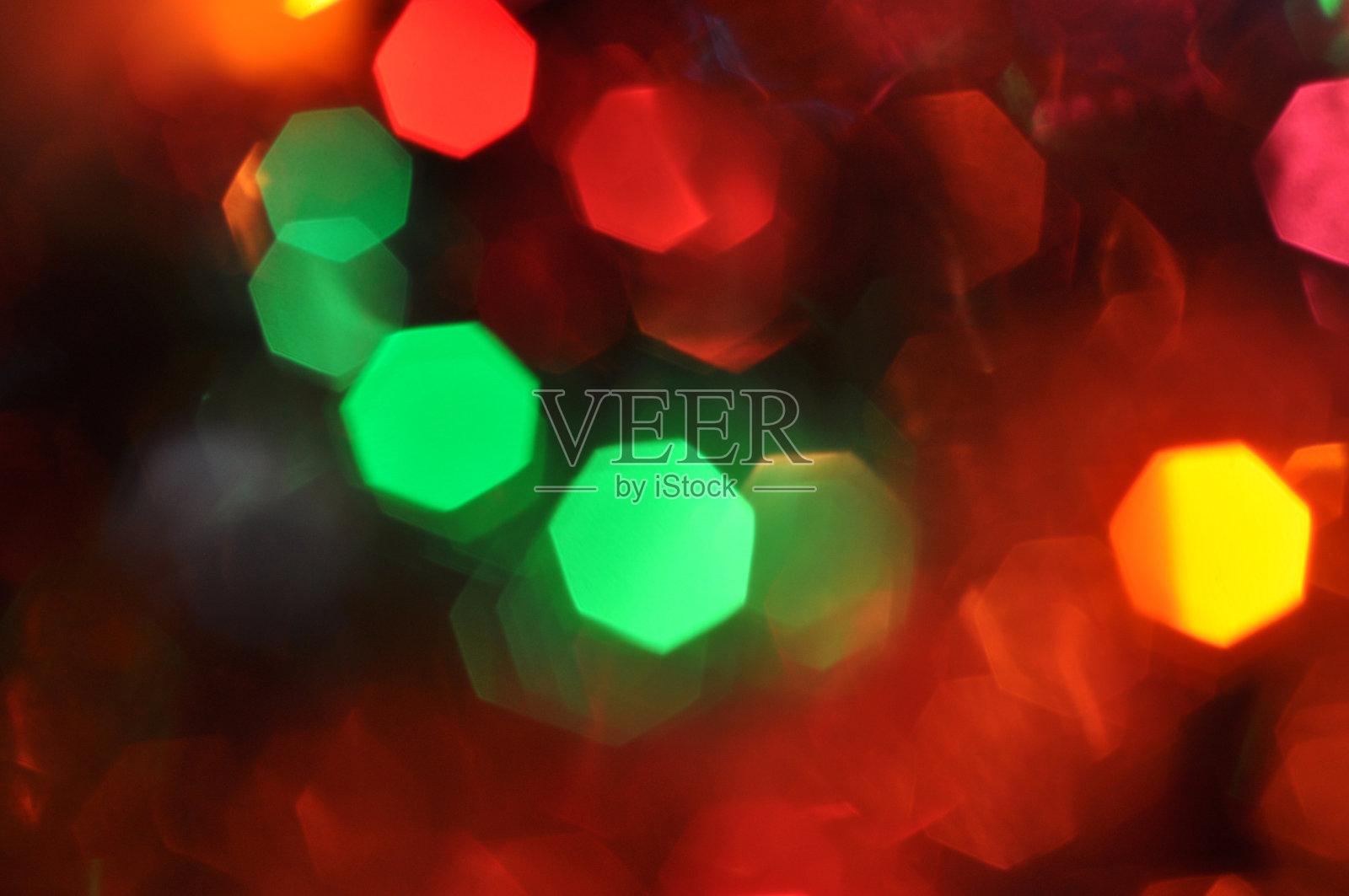 从相机和镜头的散景中创造出明亮和喜庆的彩色光圈。圣诞仙女的灯光散焦，给人一种模糊的效果。设计的背景。照片摄影图片