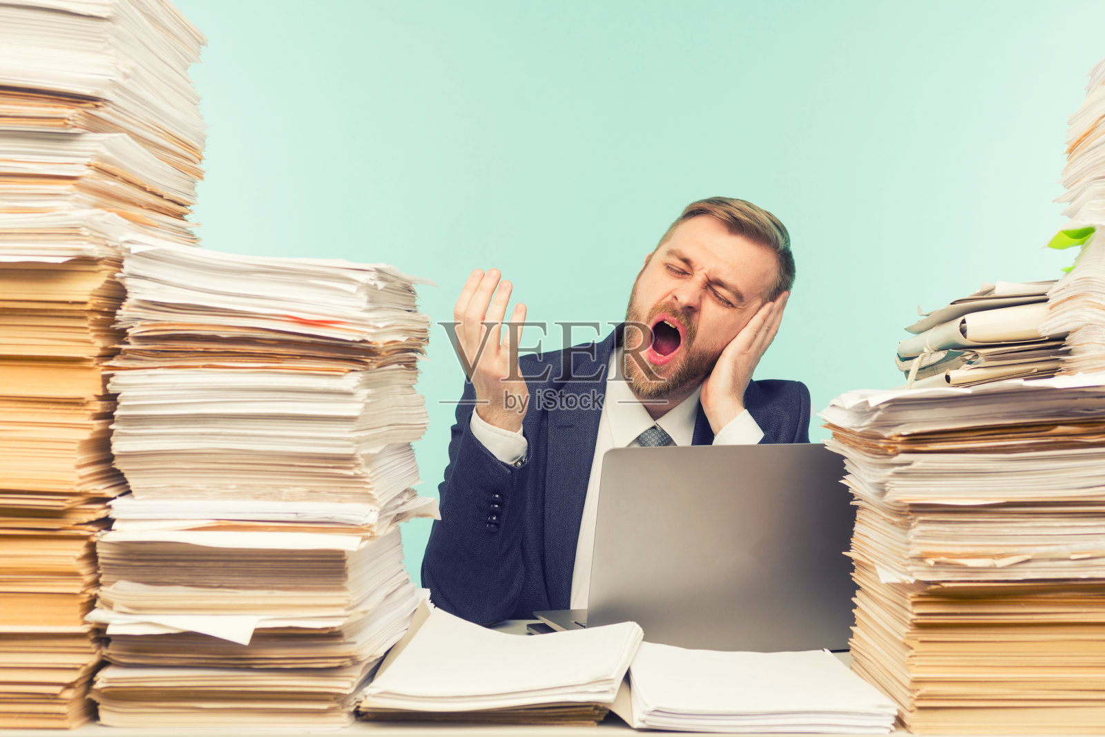 一个紧张的商人疲惫的特写形象从他的工作在前景照片摄影图片