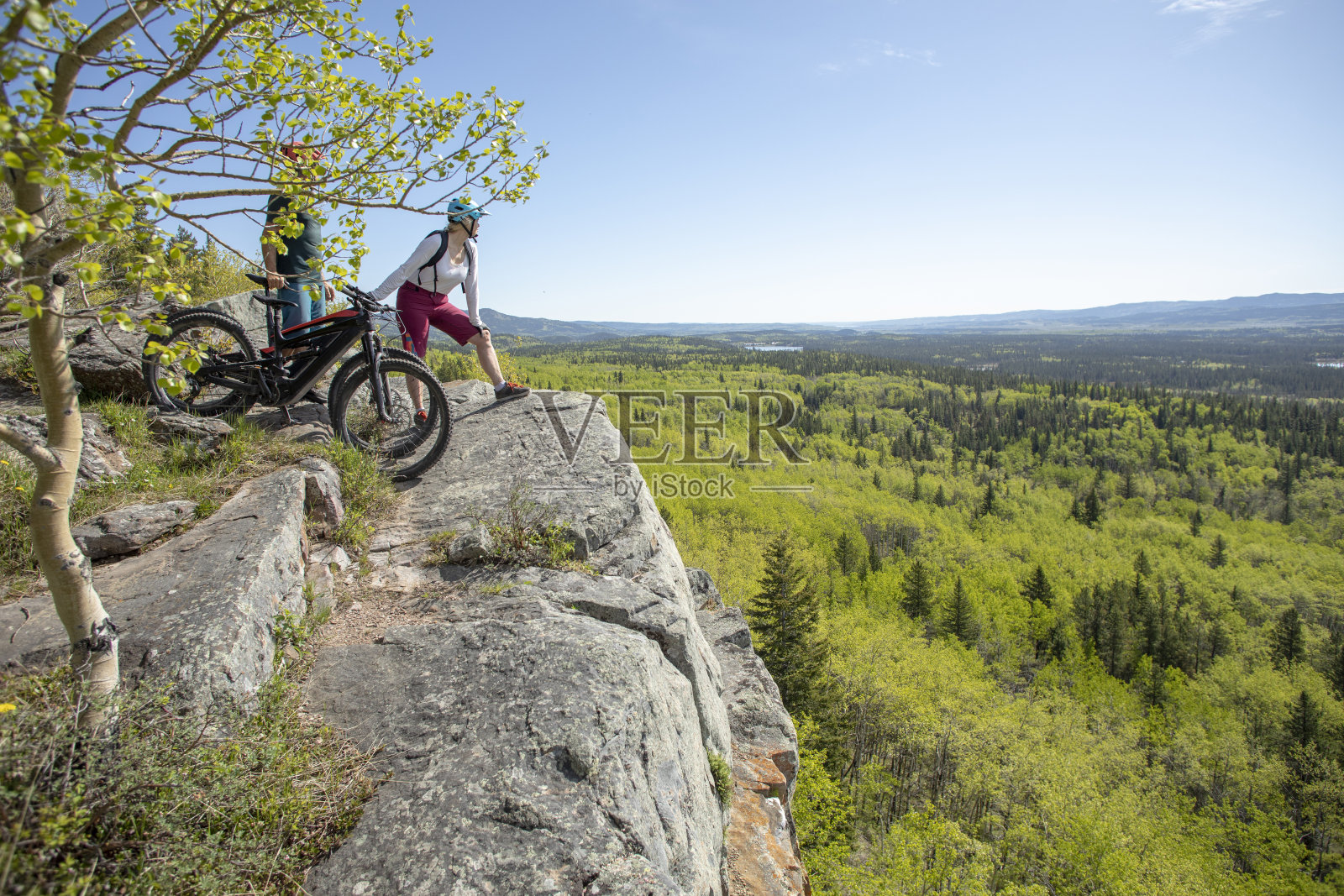 骑山地电动自行车的夫妇在山脊上放松照片摄影图片
