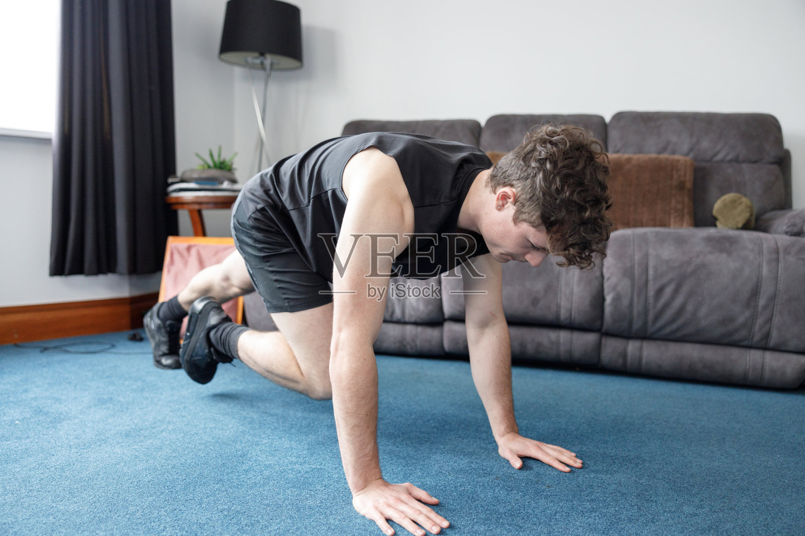 封锁期间在家里做运动的年轻人照片摄影图片