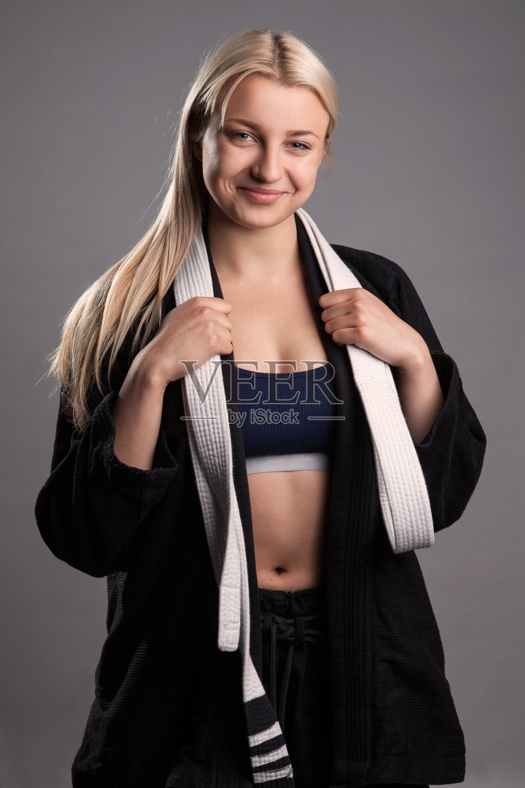 穿着白色腰带的年轻漂亮的女孩照片摄影图片