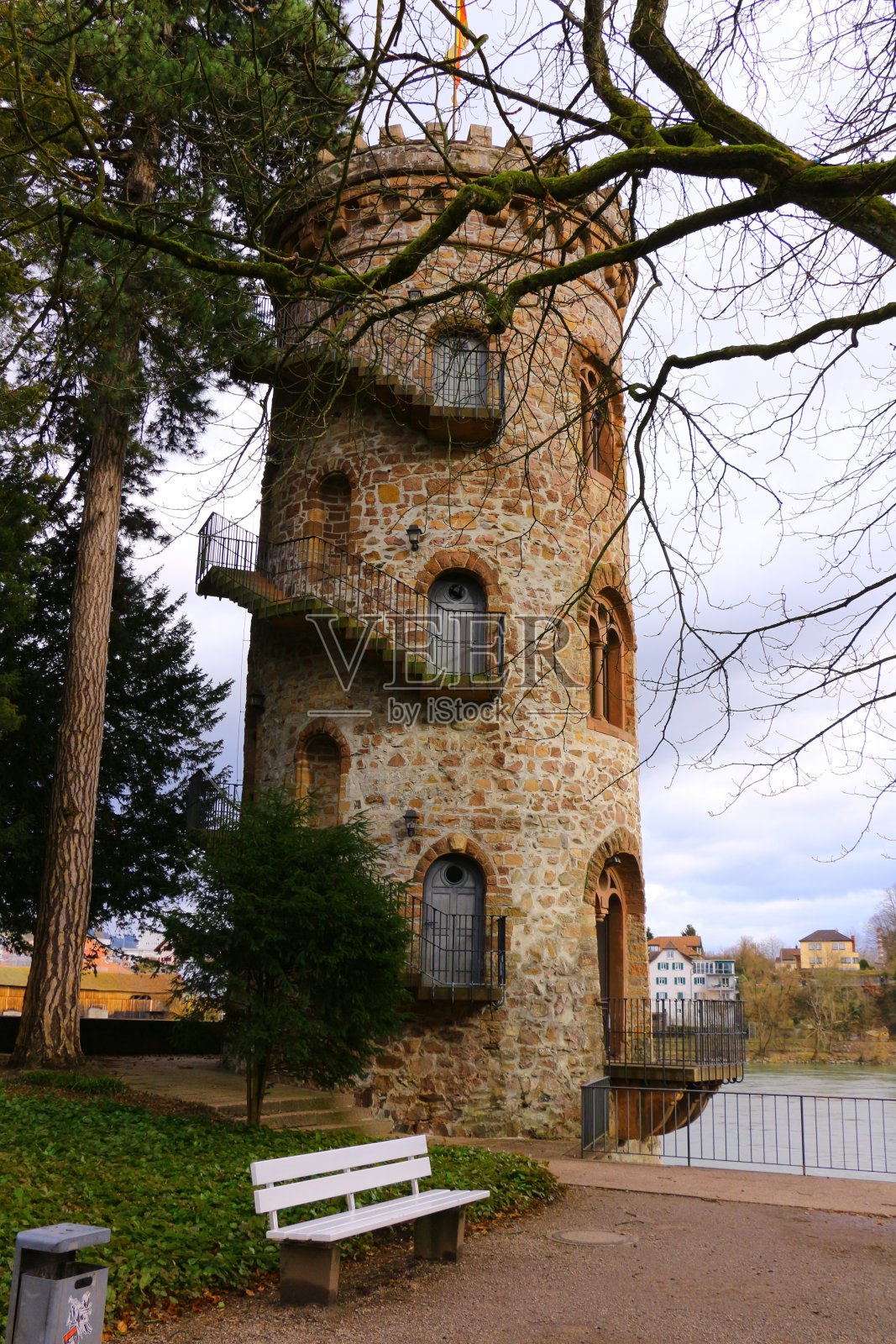 在巴德莱茵河岸边的一个老塔的观点Säckingen照片摄影图片