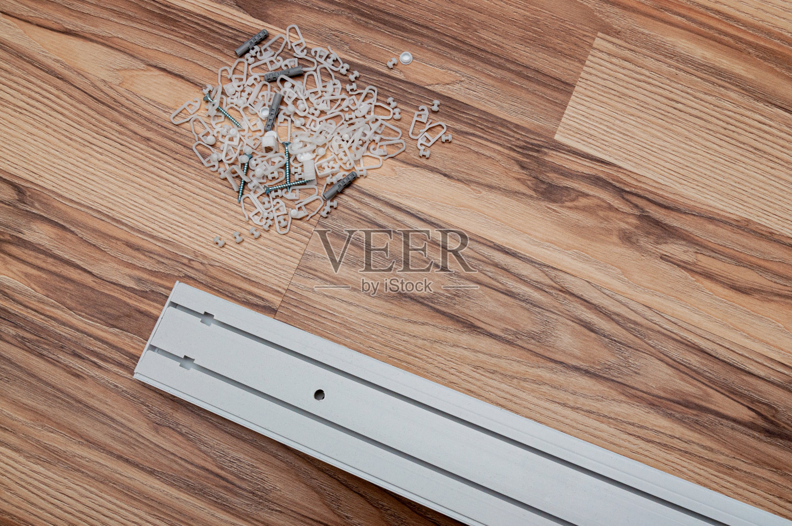 铺在地板上的窗帘杆和窗帘扣件照片摄影图片