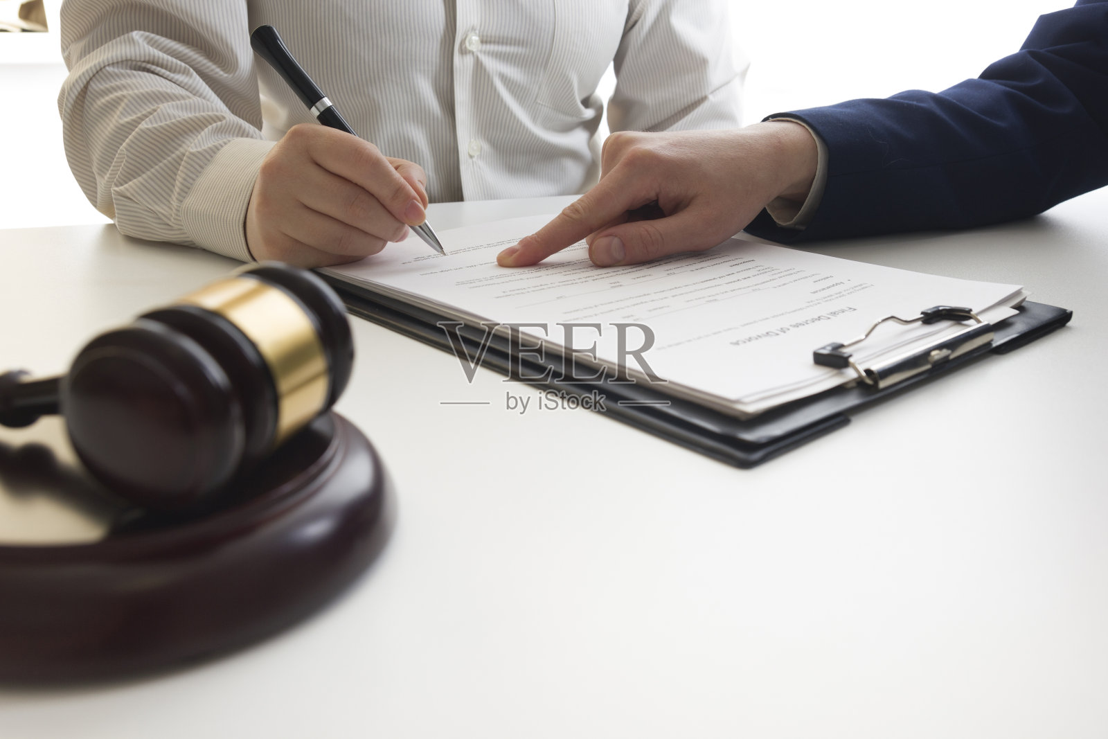 法律、咨询和法律服务理念。律师和律师在律师事务所开团队会议。照片摄影图片