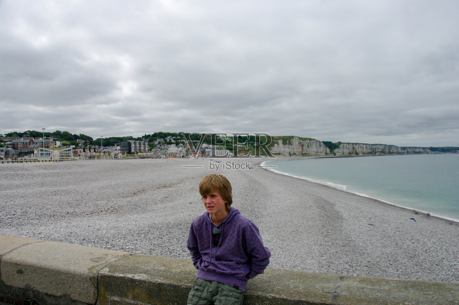 诺曼底海滩上的少年照片摄影图片