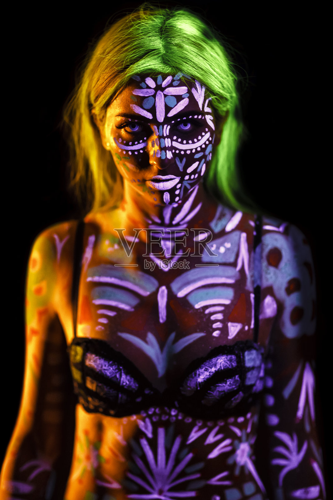 美丽的模特肖像与荧光化妆照片摄影图片