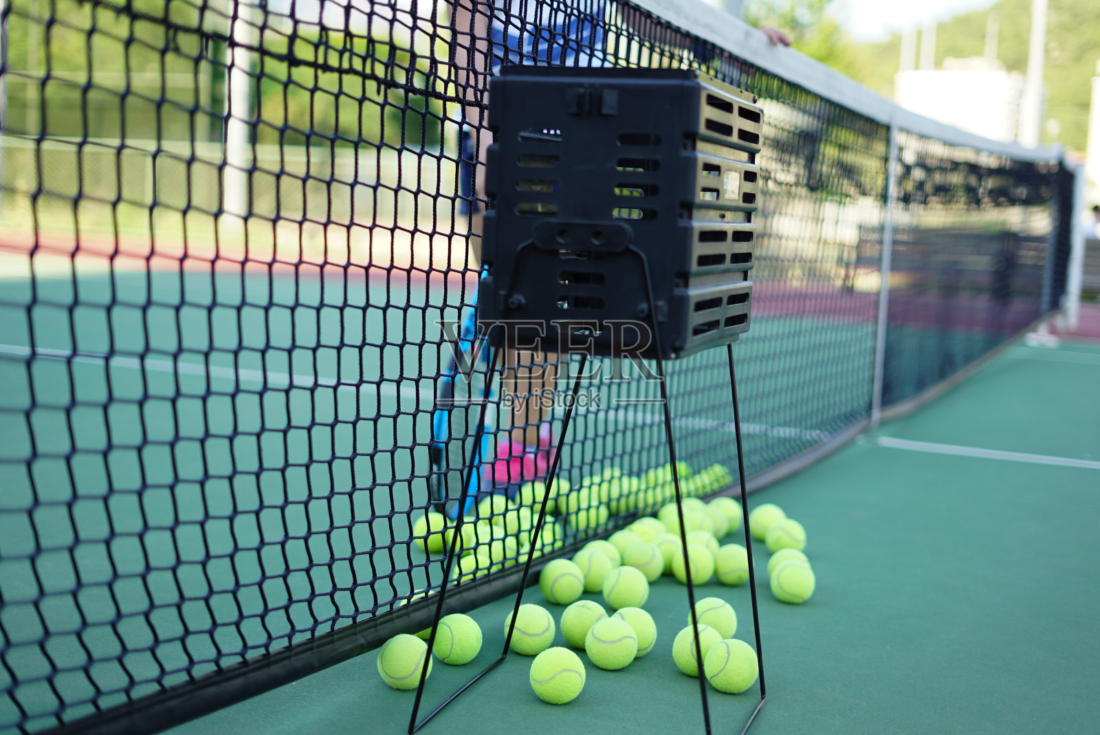 球在硬地的篮筐里并捡起球照片摄影图片