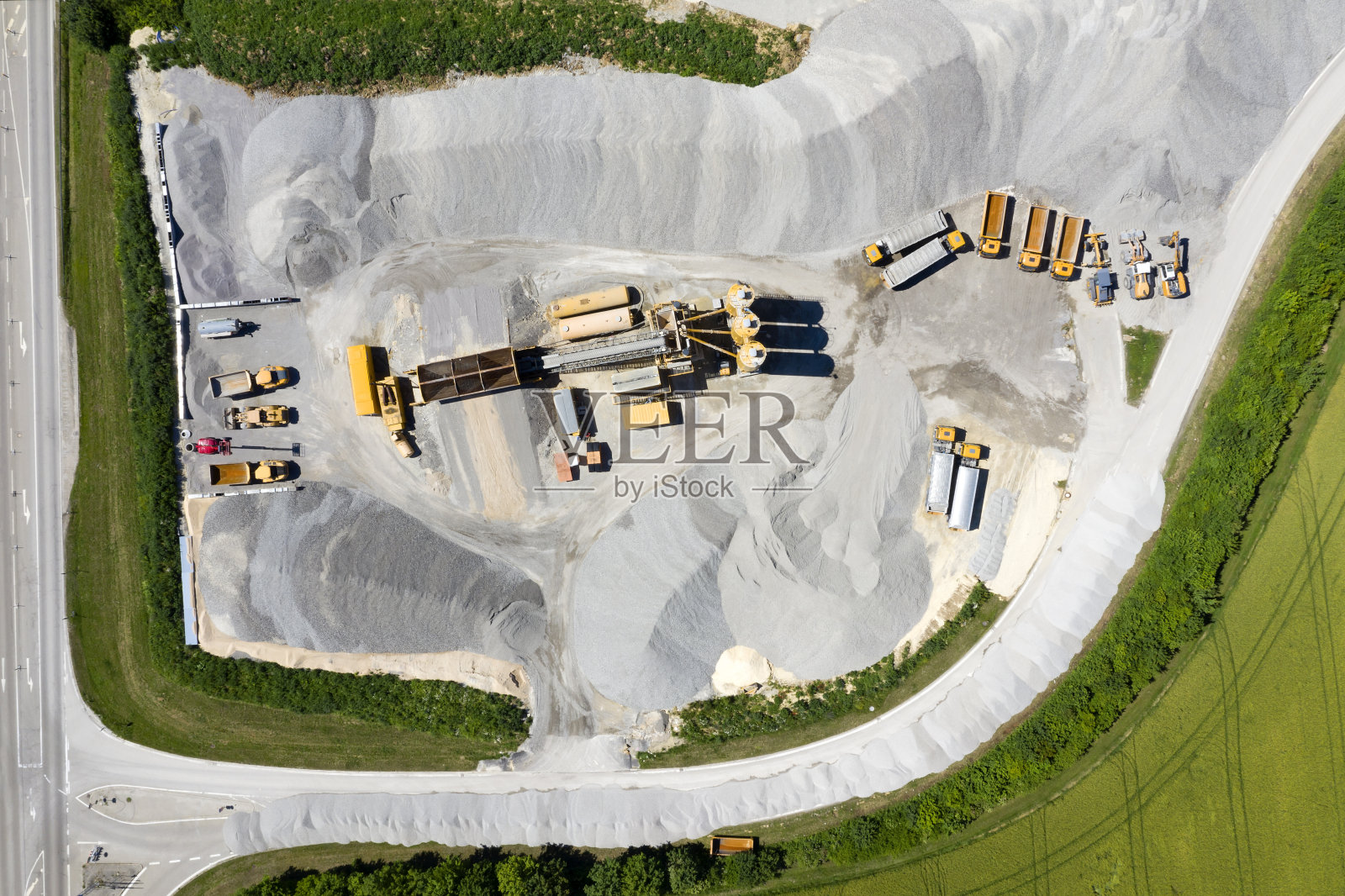 公路翻新工程机械，鸟瞰图照片摄影图片