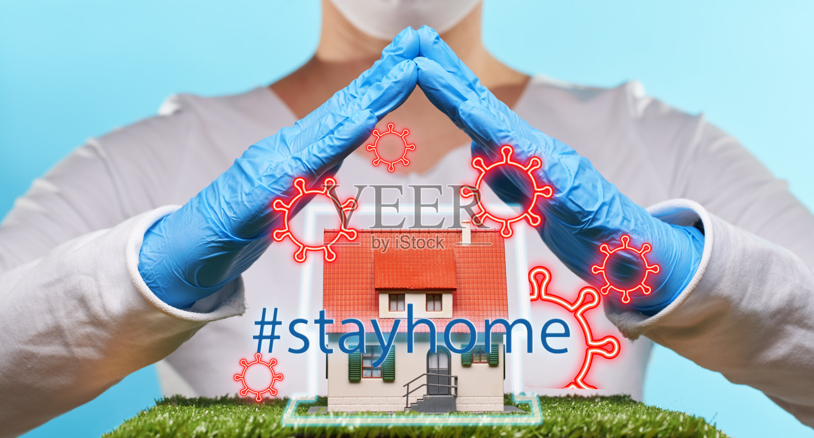 一个戴着医用手套和口罩的女人在房子前面拉着手。家庭住宿的概念，隔离，室内安全。照片摄影图片