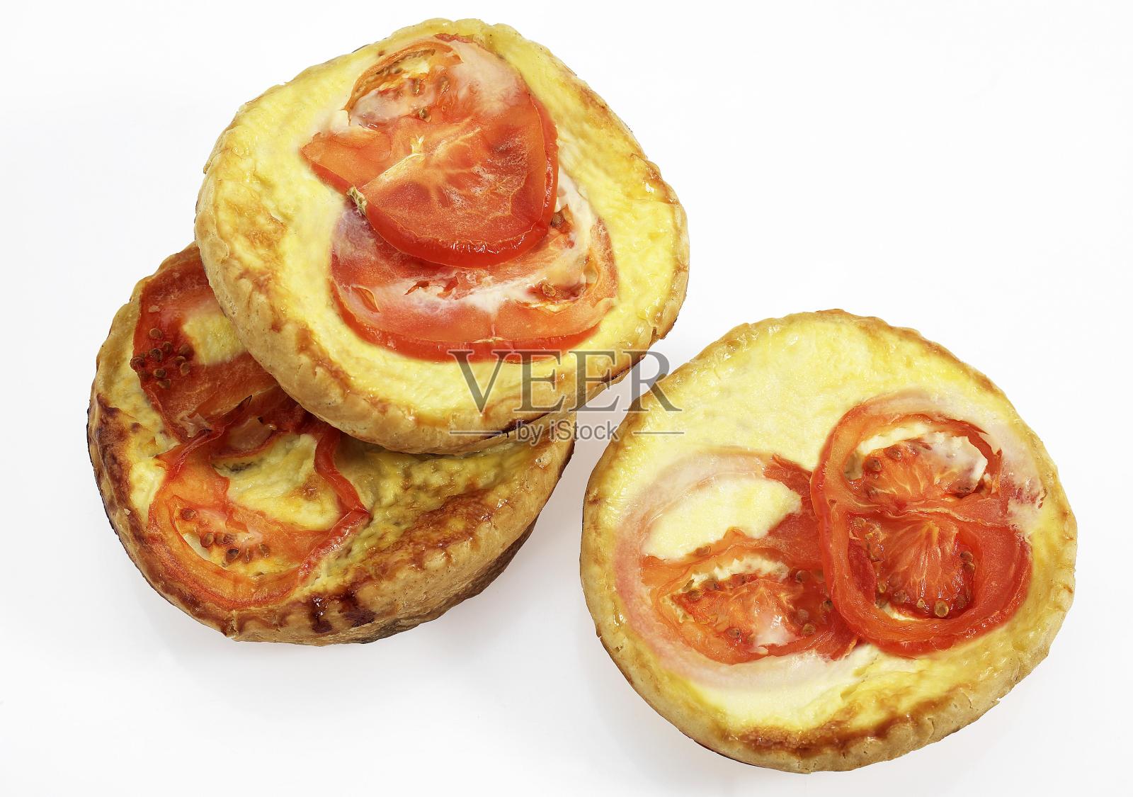 金枪鱼乳蛋饼配番茄白背景照片摄影图片