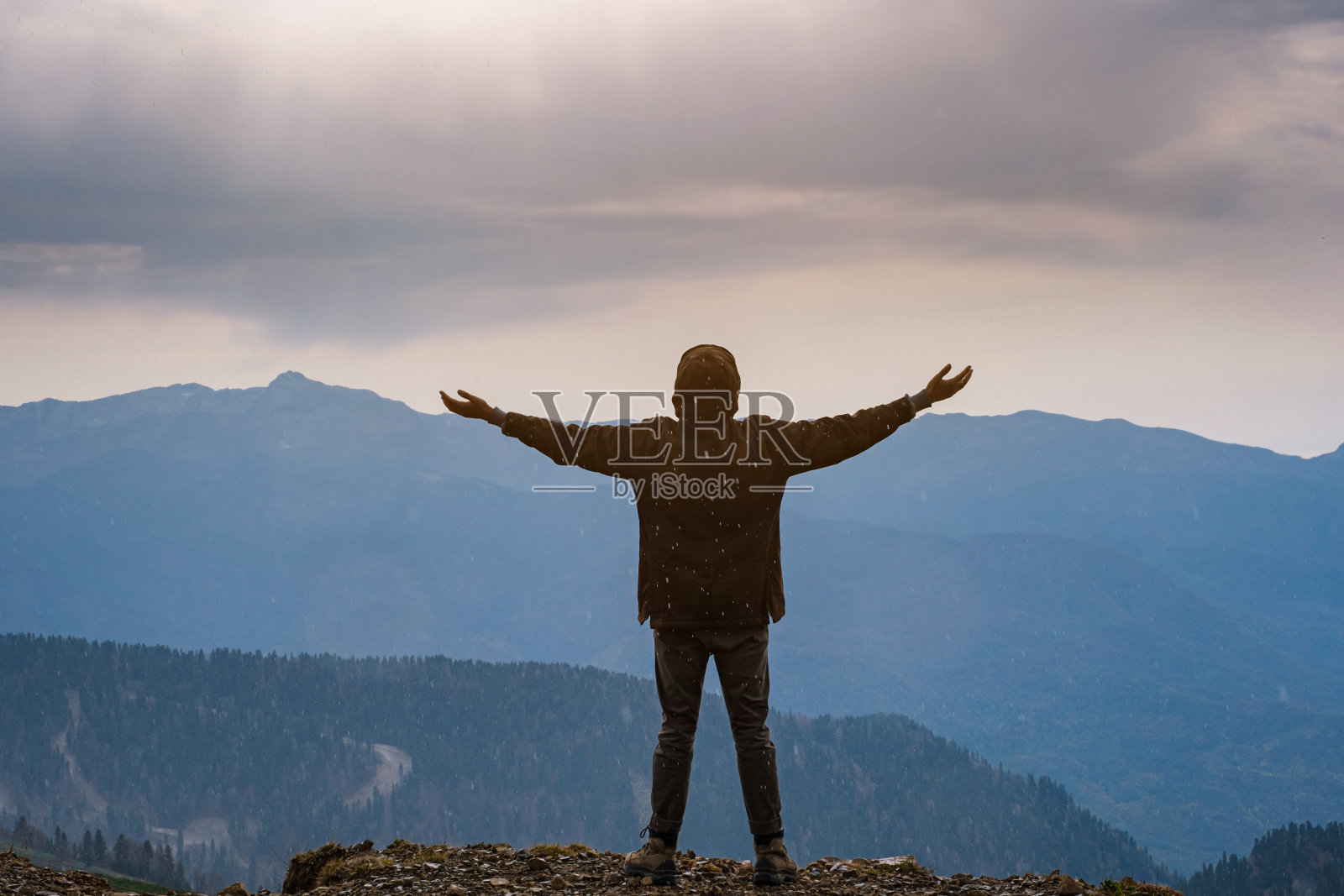 秋天山里的年轻潮男照片摄影图片