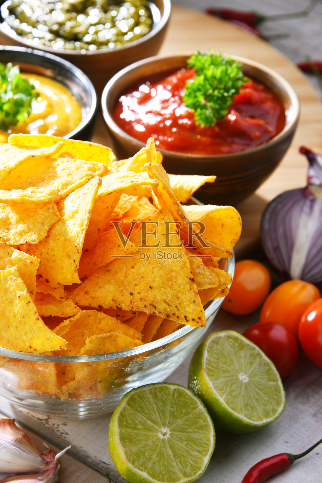 和一碗薯片组成。照片摄影图片