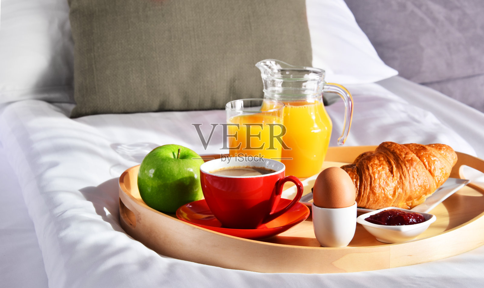 早餐放在旅馆房间的床上照片摄影图片