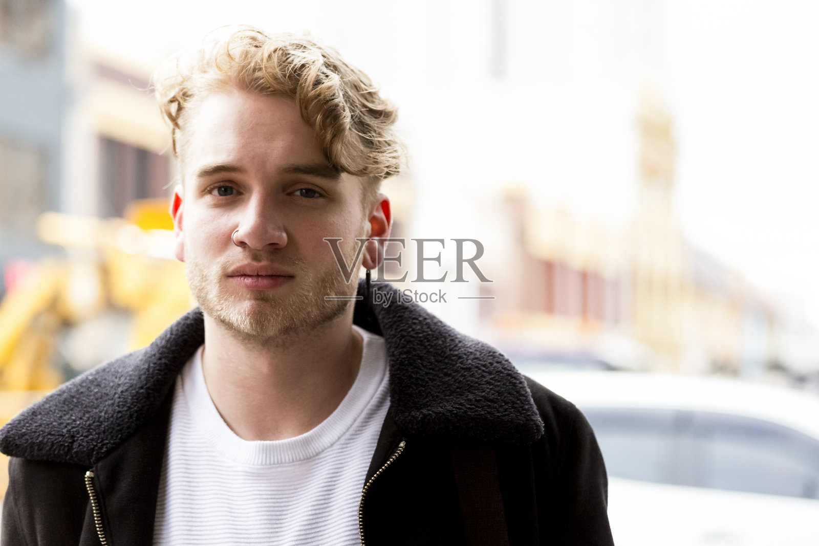 现代都市青年的肖像，背景与复制空间照片摄影图片