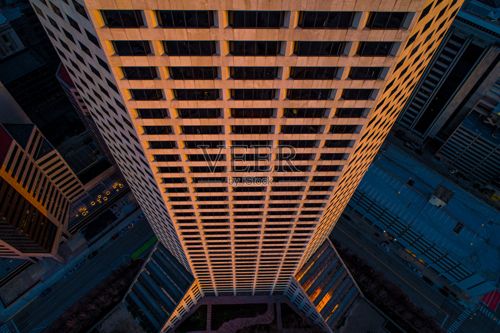 空中俯瞰印第安纳州首府印第安纳波利斯市中心的日落照片摄影图片