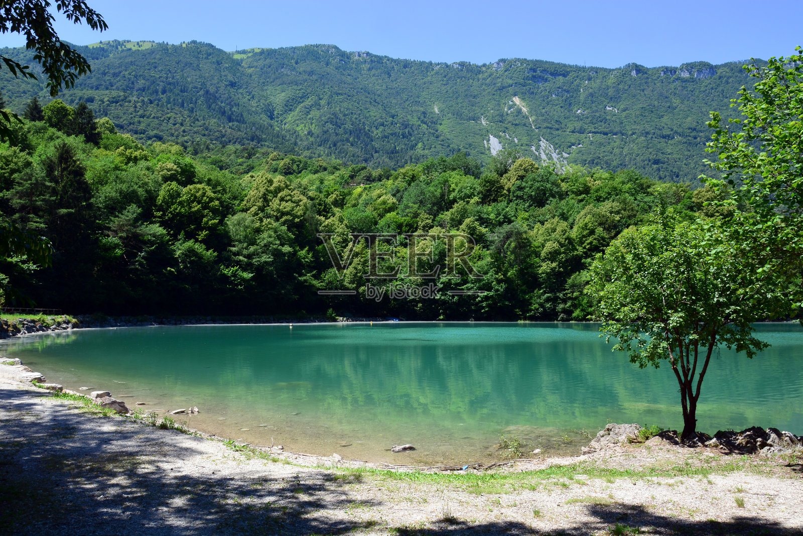 美丽的圣十字湖，在意大利贝卢诺照片摄影图片