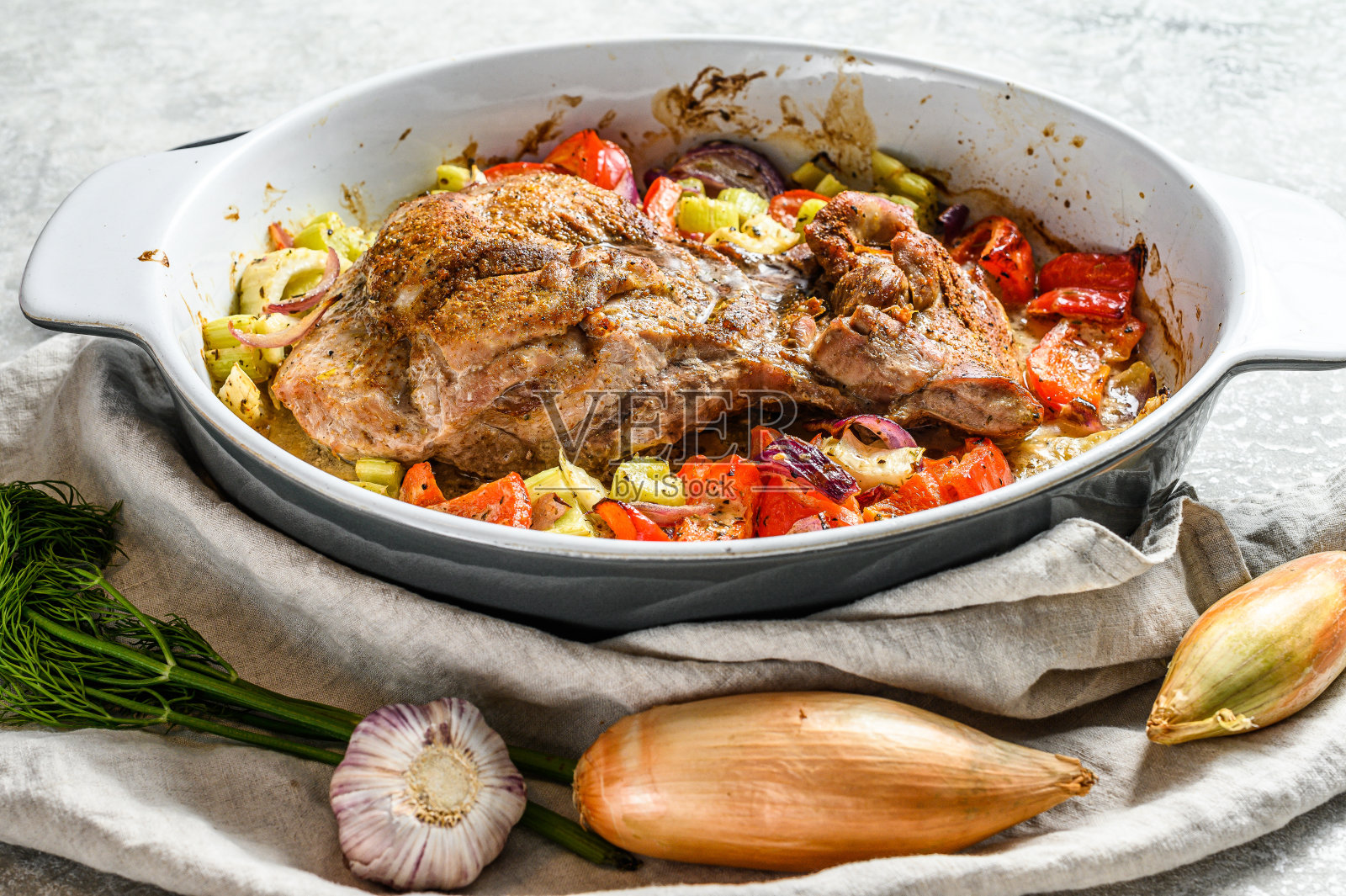 烤火鸡腿配菜。灰色的背景。俯视图照片摄影图片