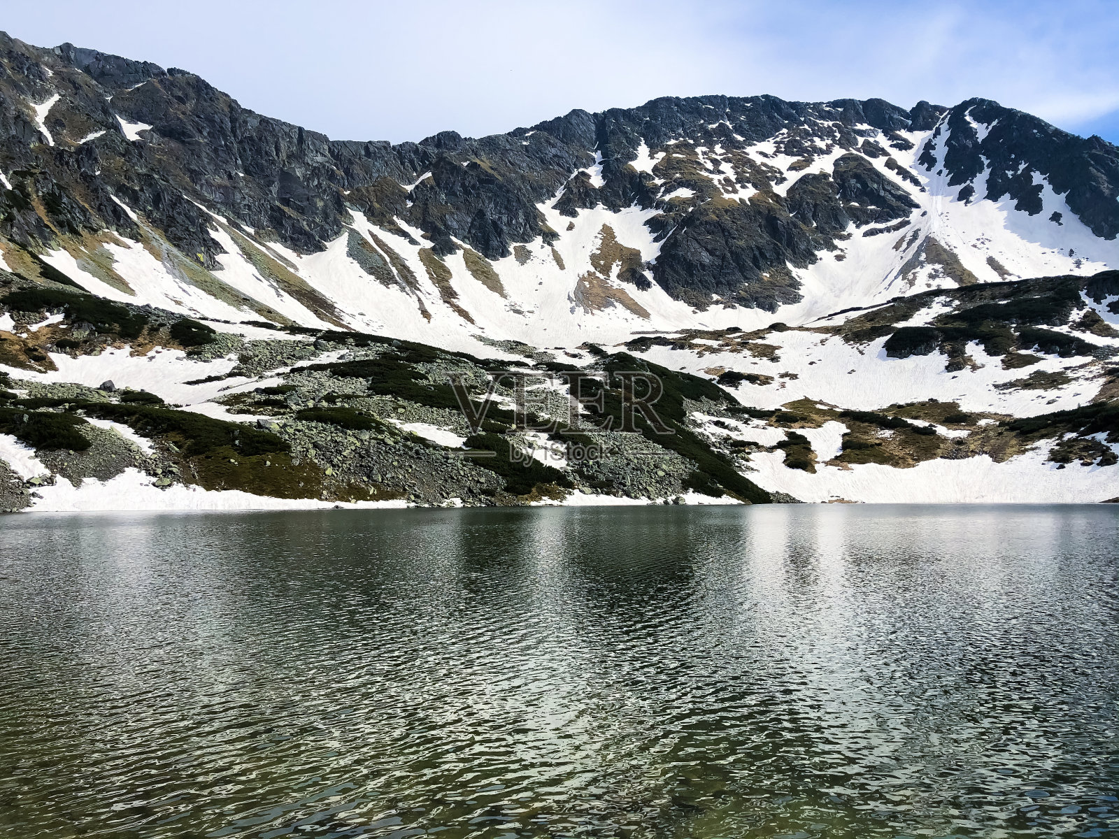 波兰塔特里山脉山脉中的一个湖泊照片摄影图片