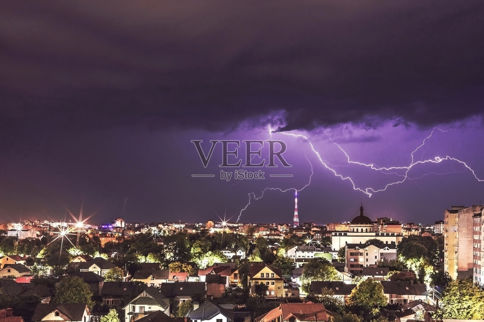 暴风雨天空中的闪电照片摄影图片