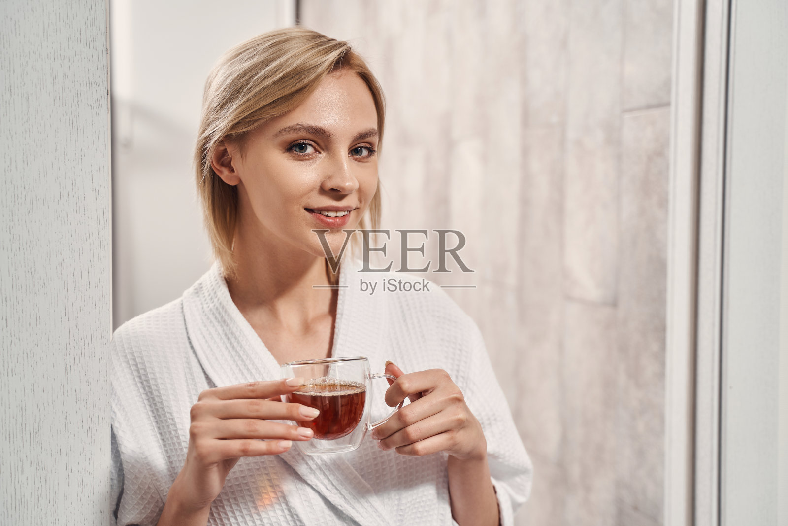 手中拿着草药饮料的女人照片摄影图片