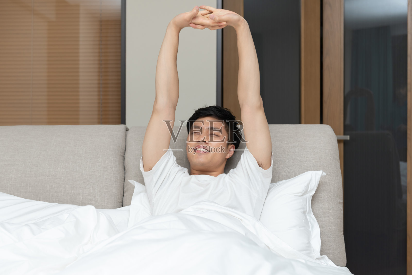 一个年轻的亚洲人正在休息照片摄影图片