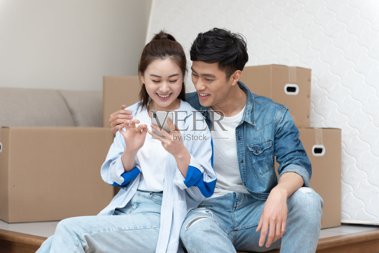 一对年轻的亚洲夫妇正搬到新家照片摄影图片