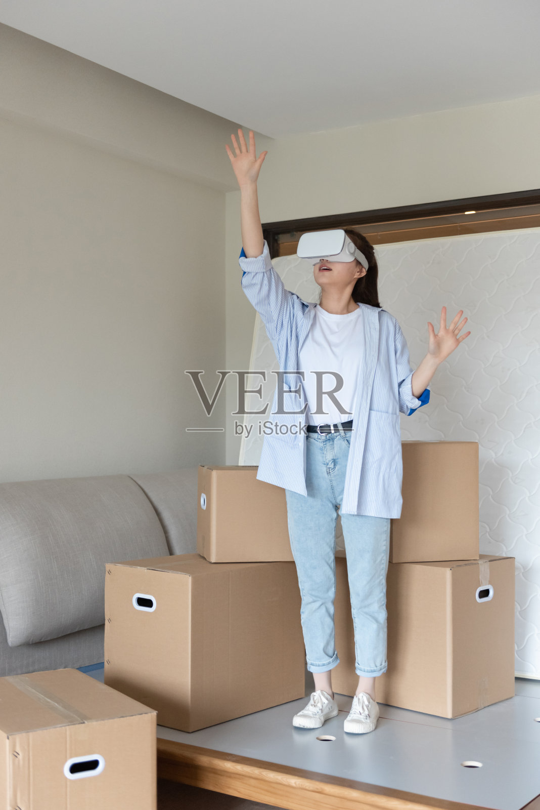 一位年轻的亚洲女性正在使用虚拟现实眼镜照片摄影图片