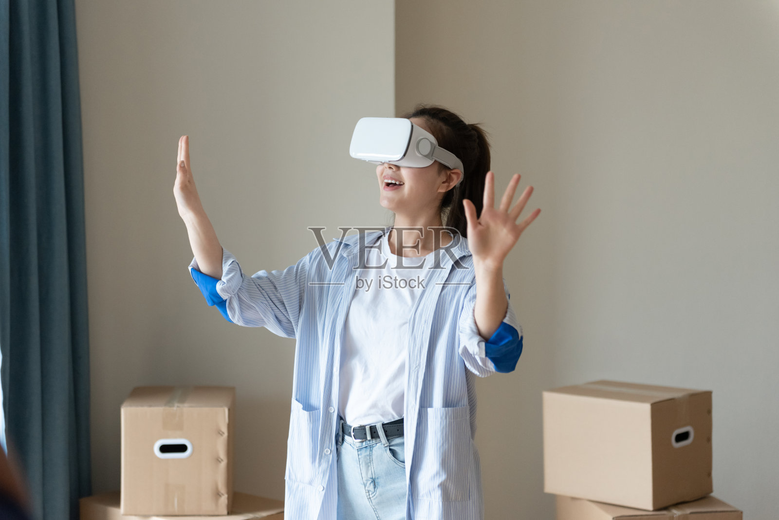 一位年轻的亚洲女性正在使用虚拟现实眼镜照片摄影图片