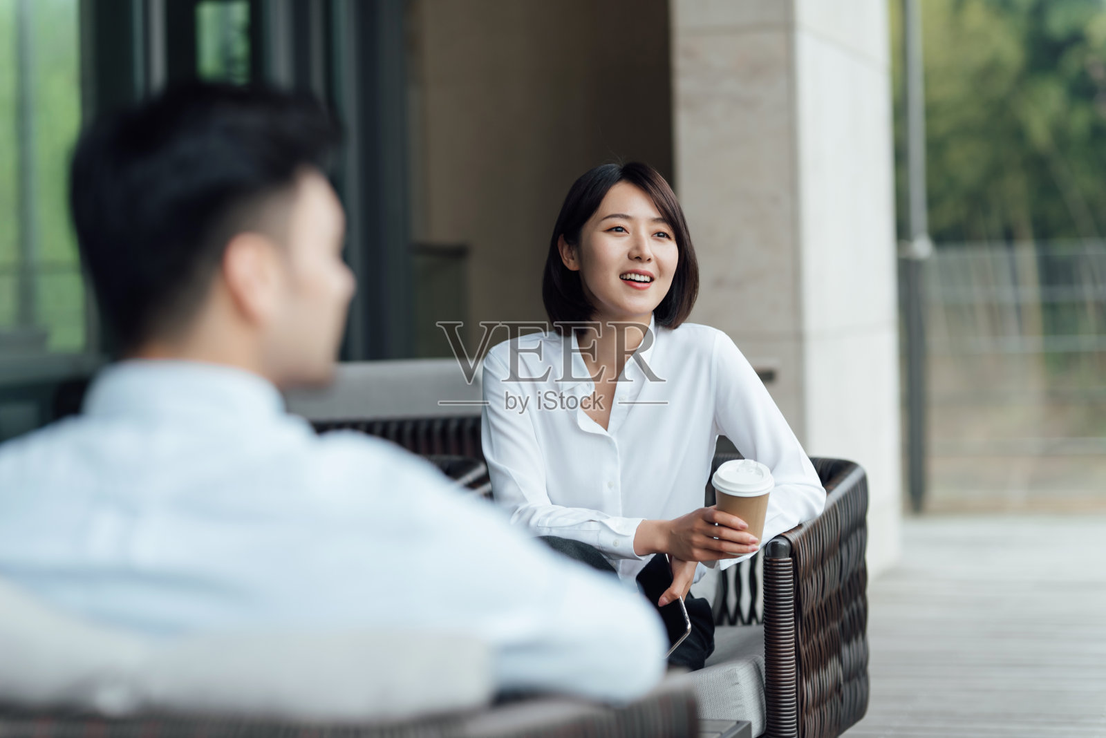 两位年轻的亚洲商人正在工作照片摄影图片