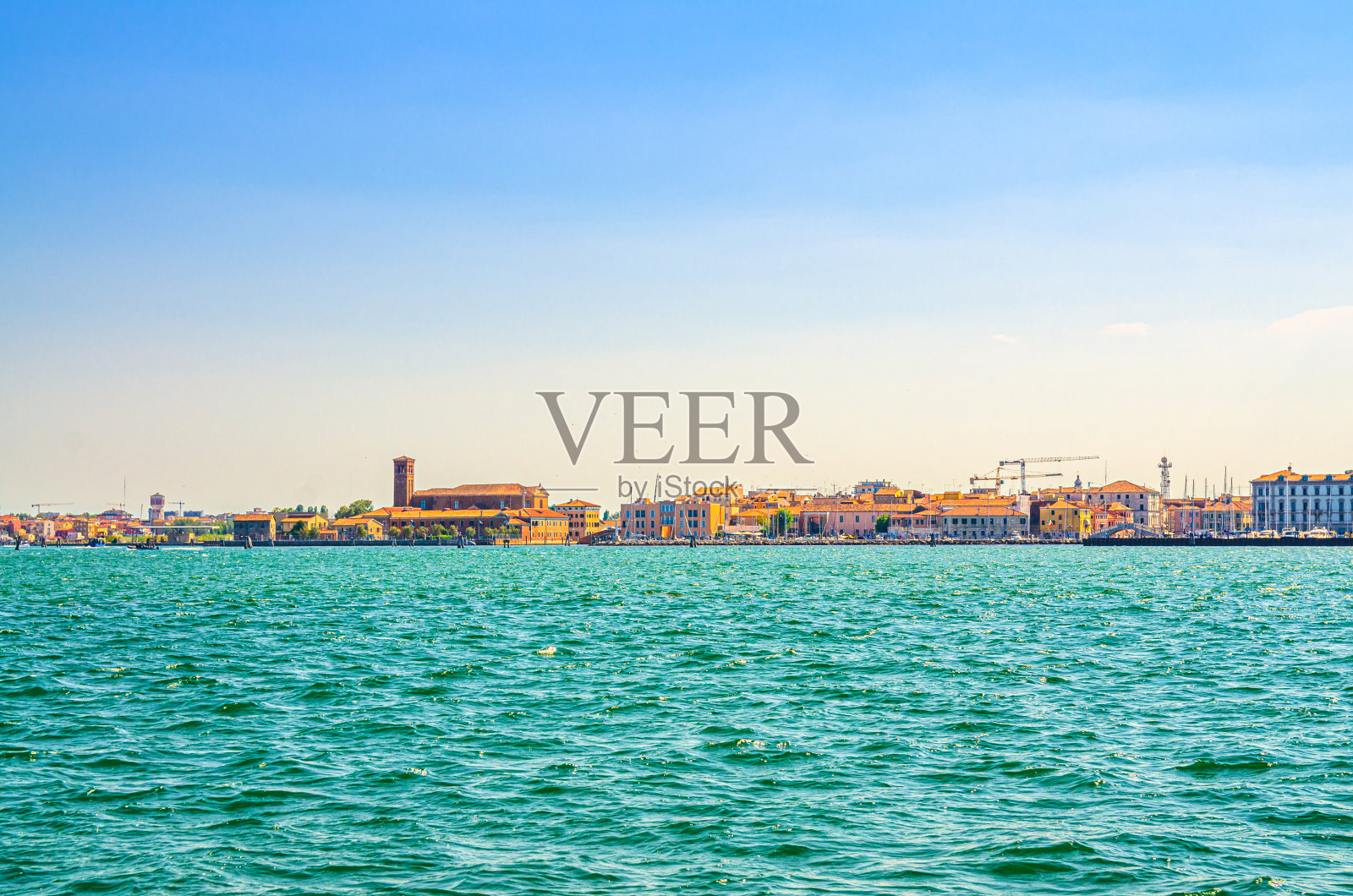 从基奥贾镇泻湖的全景城市景观照片摄影图片