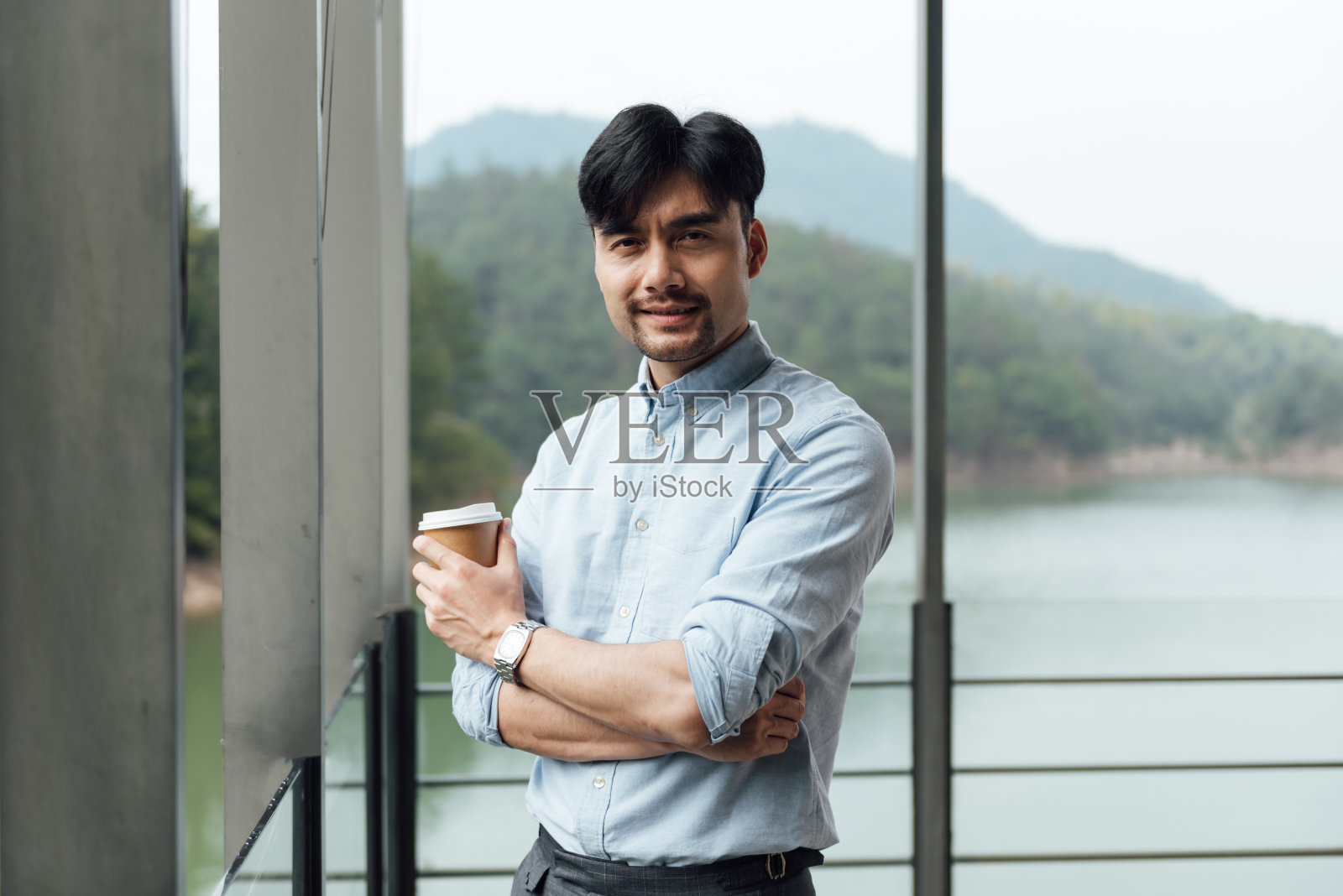 一个年轻的亚洲商人正在工作照片摄影图片