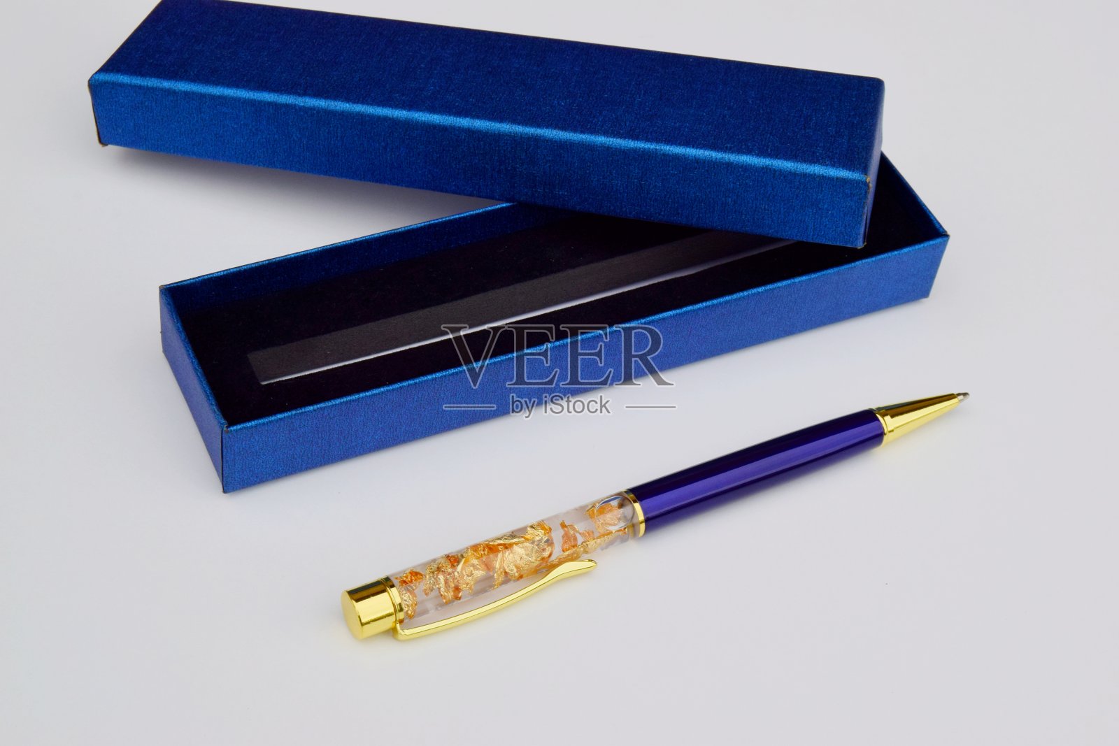 一只钢笔和蓝色钢笔礼品盒闭合照片摄影图片