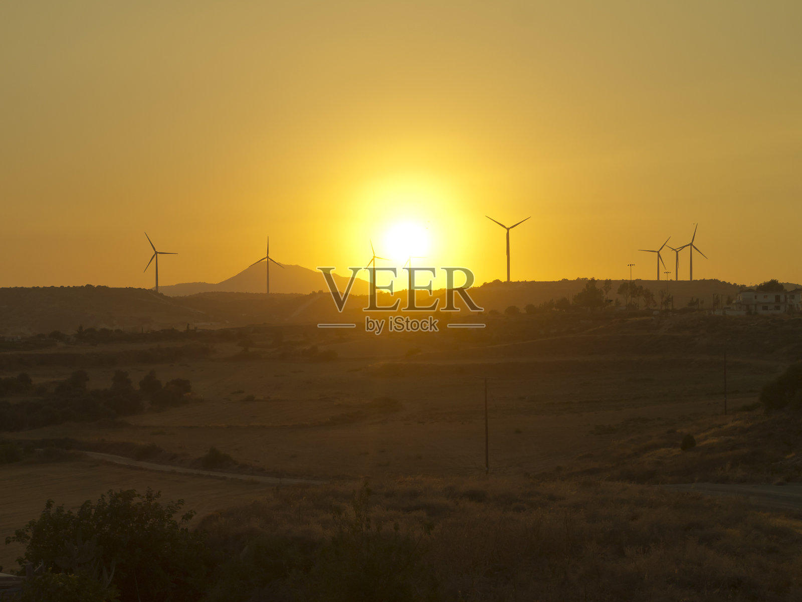 日落时分风力涡轮机的乡村景观照片摄影图片