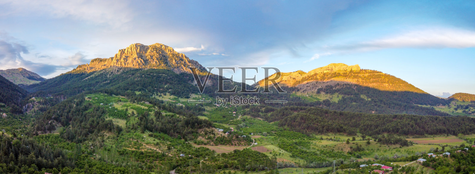 鸟瞰这个小村庄的壮丽大自然。照片摄影图片
