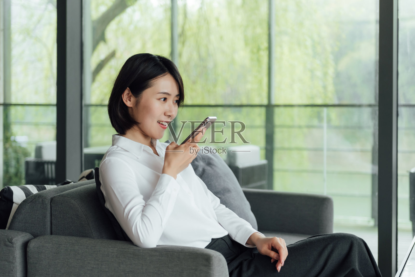 一位留着短发的亚洲女商人正在工作照片摄影图片