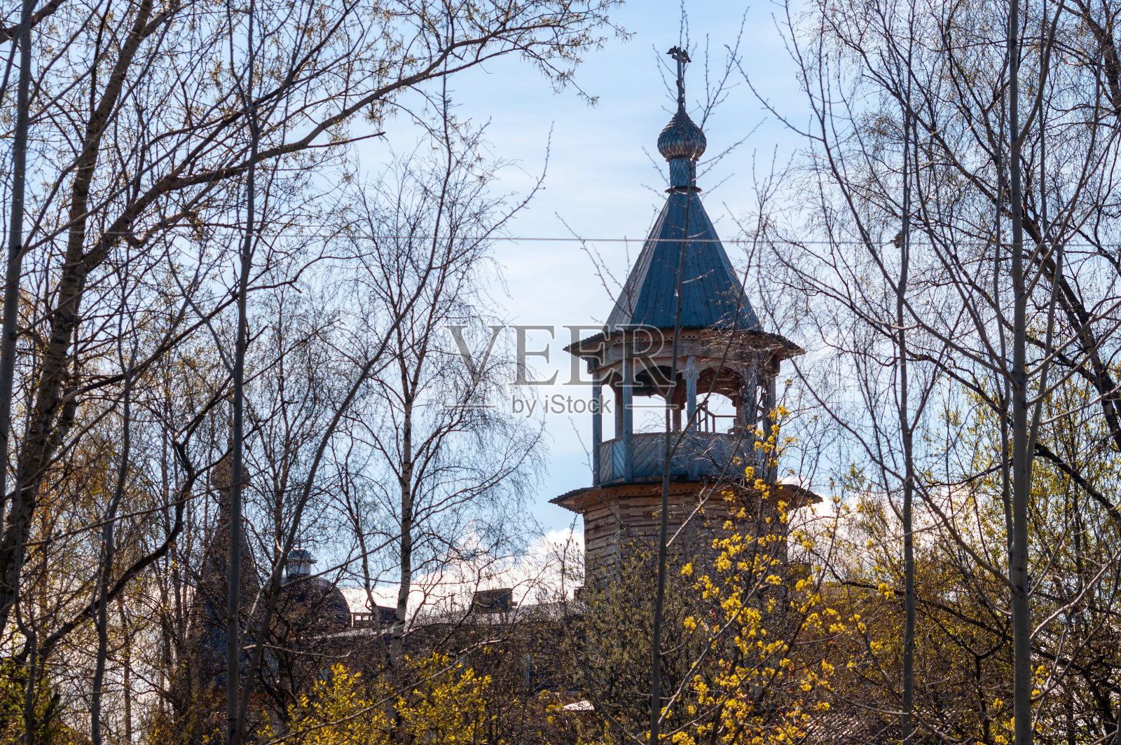在树林中有一座木制教堂的圆顶照片摄影图片
