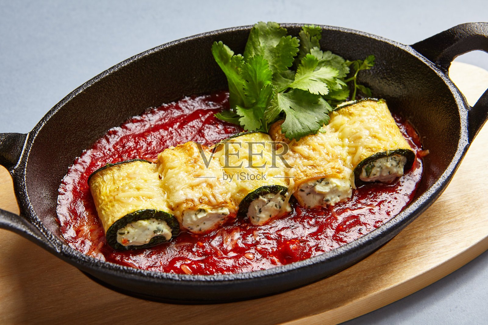 茄汁芝士茄子卷照片摄影图片