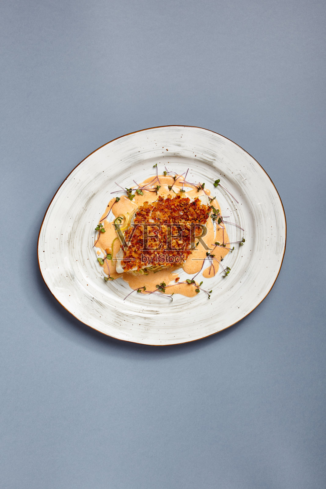 烤鳕鱼片配酱汁照片摄影图片