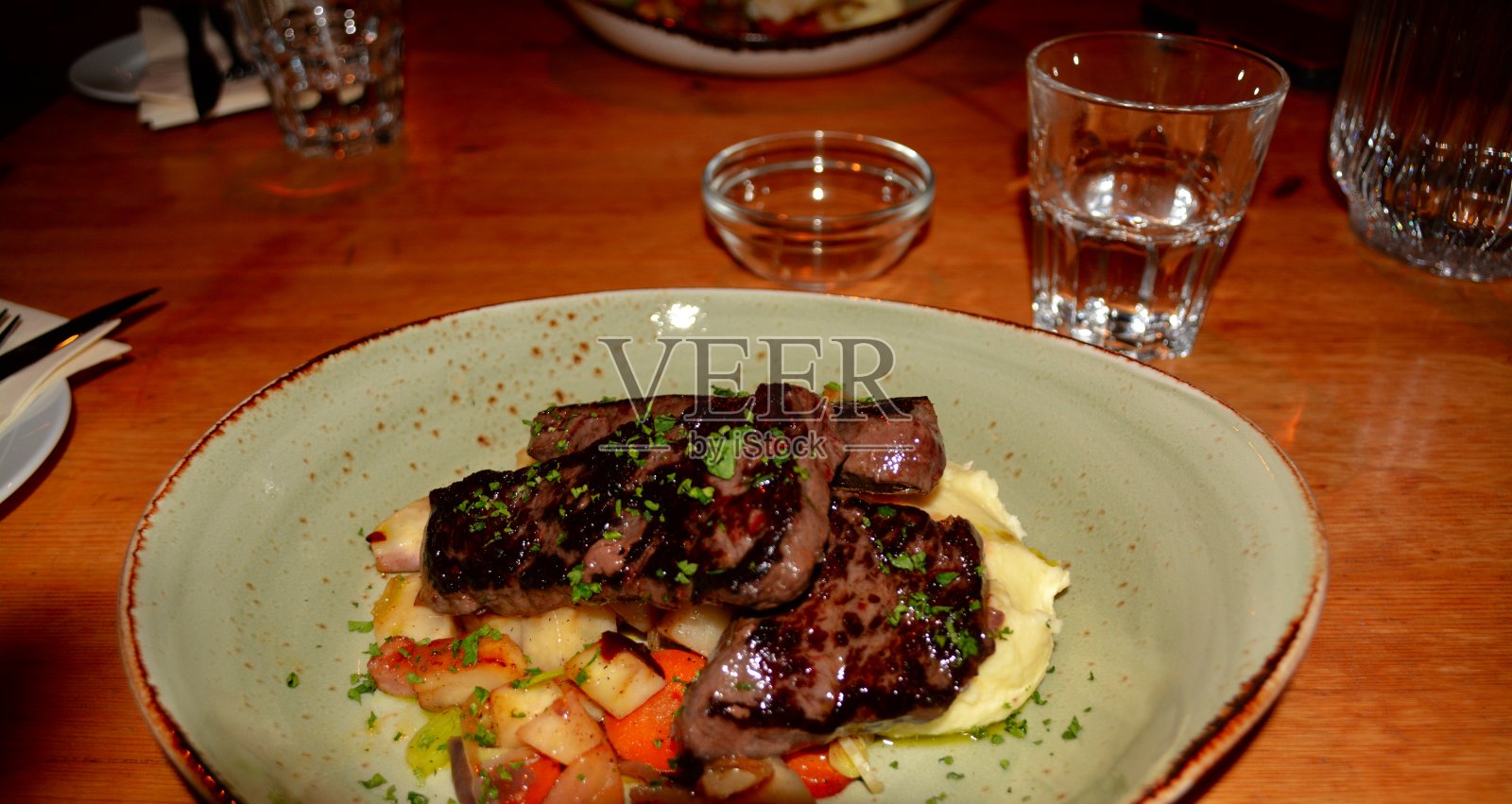 西峡湾小须鲸(黄油炸腌鲸配土豆泥和烤根菜)照片摄影图片