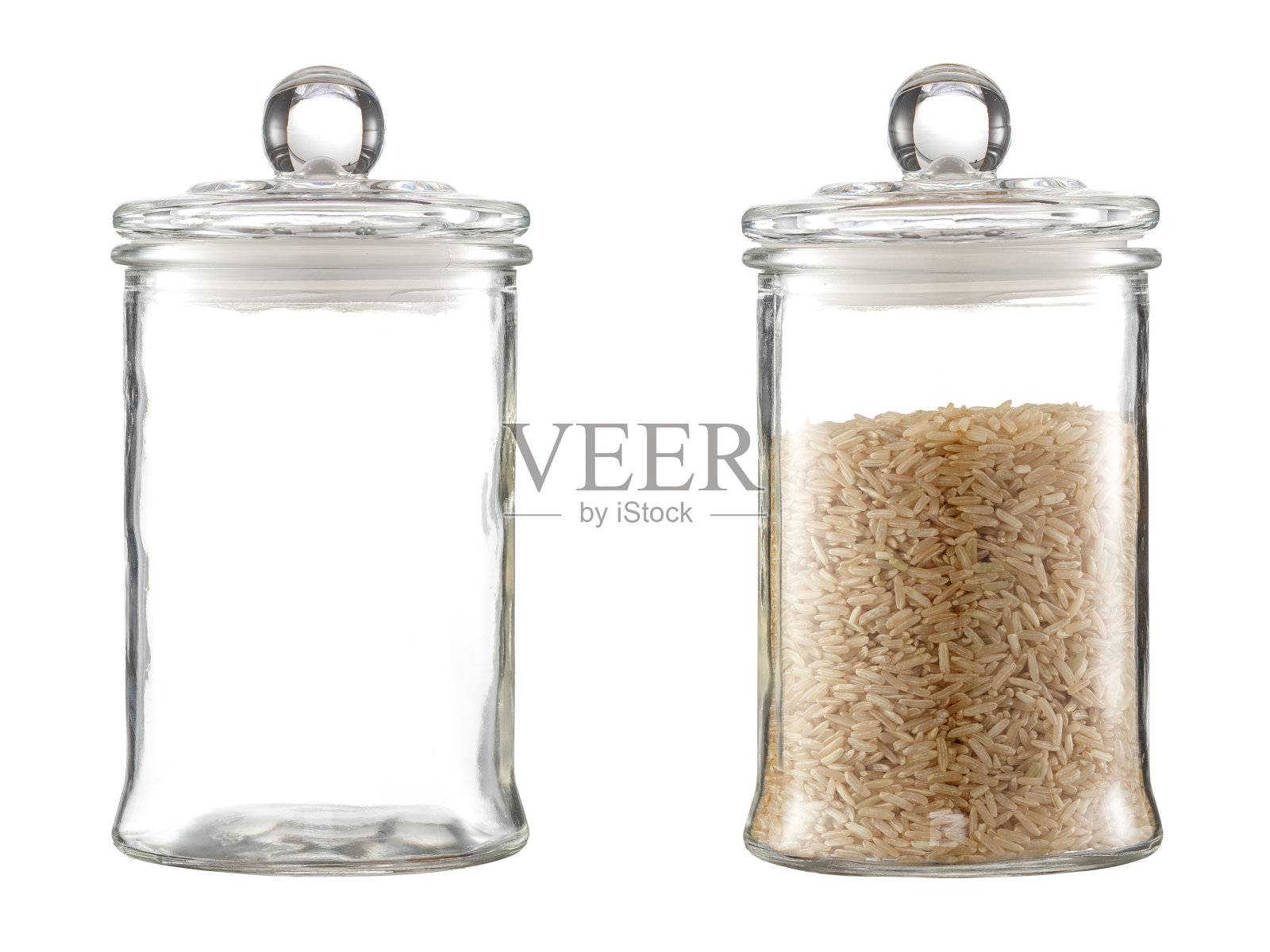 大米放在透明的玻璃容器中。孤立在白色背景上。照片摄影图片