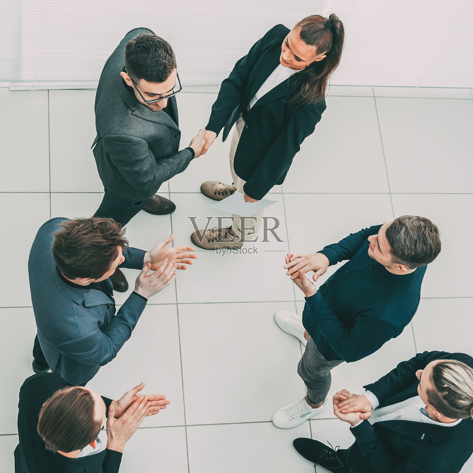 前视图。老板和一个年轻雇员握手照片摄影图片