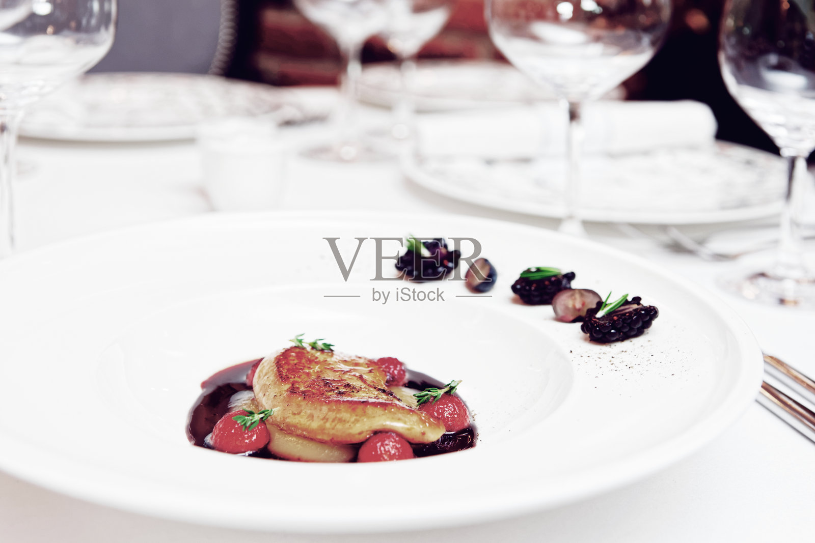 鹅肝和波尔图酱在桌子上，调和照片摄影图片