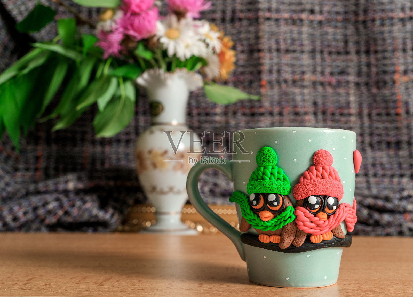 手工装饰雕像马克杯，生日礼物，彩色黏土雕塑，搭配鲜花花瓶照片摄影图片